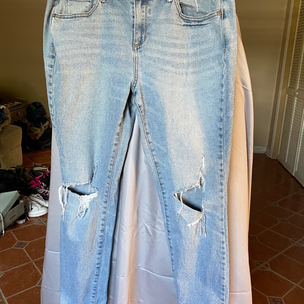 Skinny jeans cut out knee